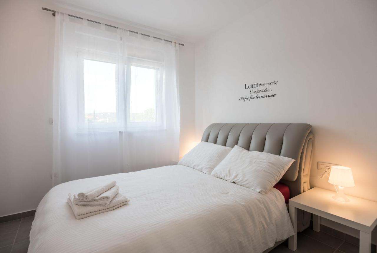 Apartments Residence Romance Pinezići Zewnętrze zdjęcie